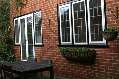Patio table and chairs for Maidenhead self catering apartment for short term let. Rooms to let in Maidenhead