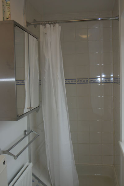 Shower for Maidenhead self catering apartment for short term let. Rooms to let in Maidenhead