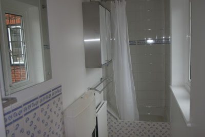 Bathroom for Maidenhead self catering apartment for short term let. Rooms to let in Maidenhead