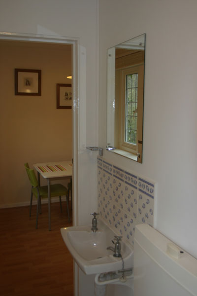 Bathroom Sink for Maidenhead self catering apartment for short term let. Rooms to let in Maidenhead