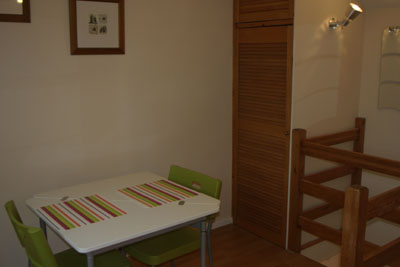 dining table and chairs for Maidenhead self catering apartment for short term let. Rooms to let in Maidenhead